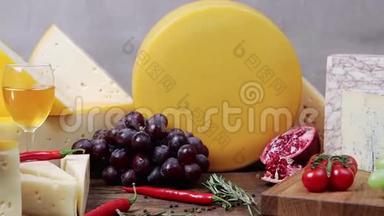 木制桌子上的法国老熟食奶酪组合<strong>介绍动作</strong>慢隐藏高清